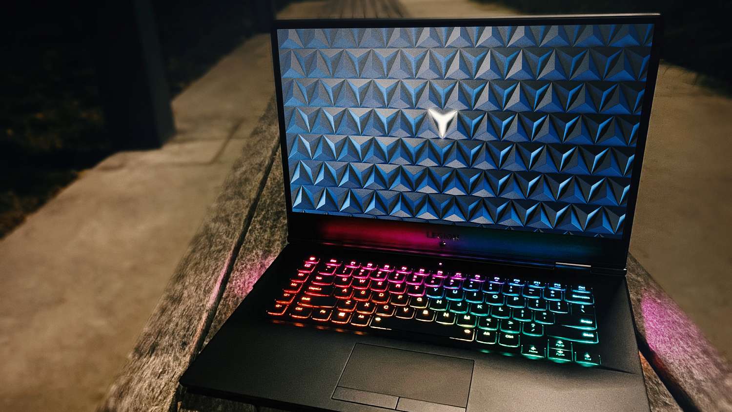 Ray-tracing stylově sbalený na cesty v notebooku Lenovo Legion Y740