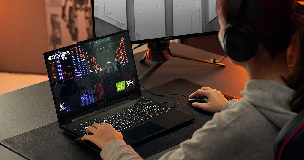 Asus TUF Dash F15 s GeForce RTX 3070 je napěchovaný technologiemi a nezalekne se žádné hry