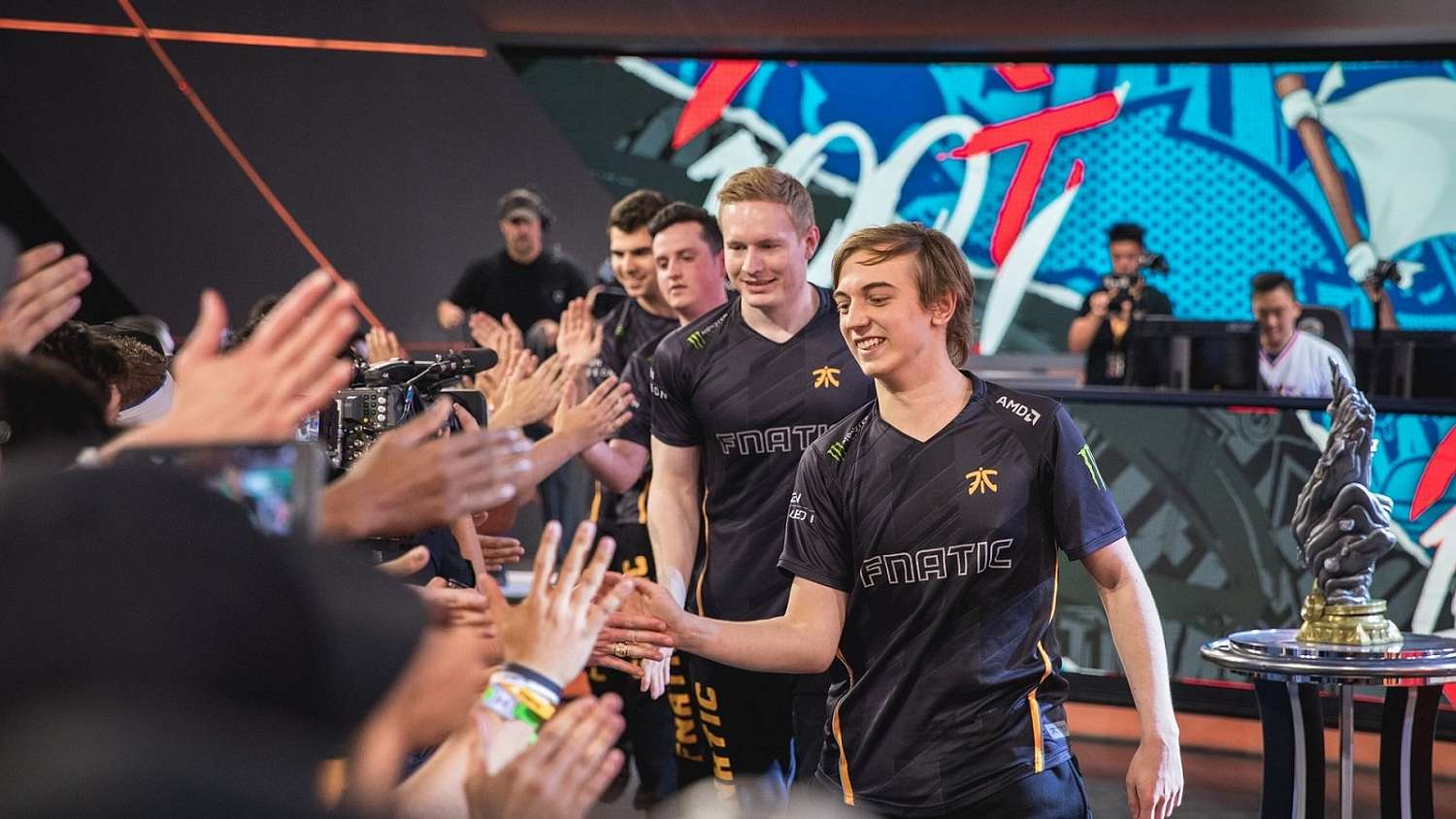 Caps opouští Fnatic, Mata bude hrát s Fakerem, TSM mění topaře