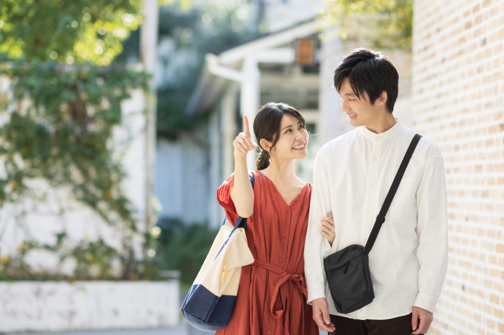 デート中の彼女 官能的な服 彼をドキッとさせる。おうちデートの服装まとめ｜「マイナビ ...