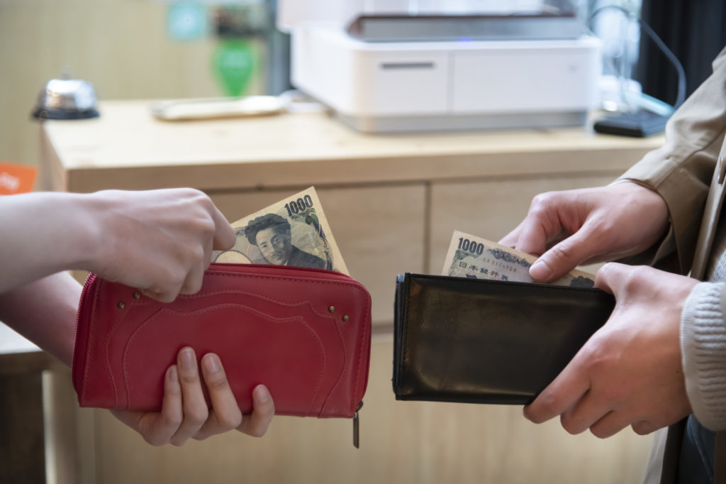 デートでの支払いは割り勘が普通?カップルにおけるおすすめ支払いのバランスやそれぞれの意見とは? - コイパス by Omiai
