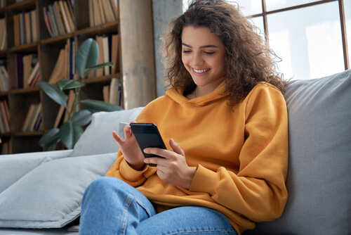 スマホで学習する女性