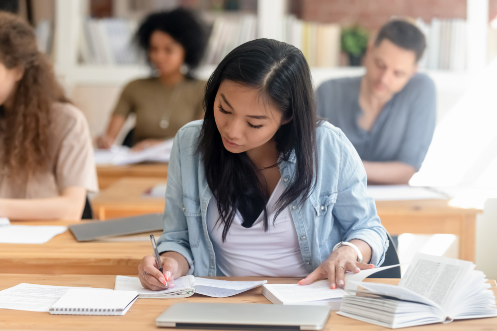 女性が勉強する様子