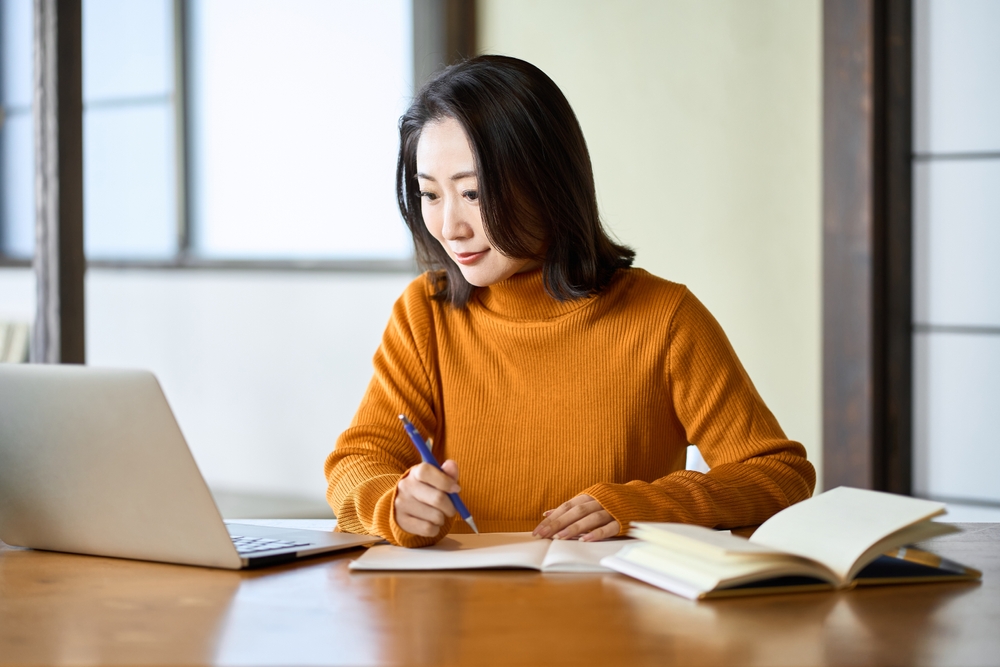 通信講座で真剣に勉強をする女性