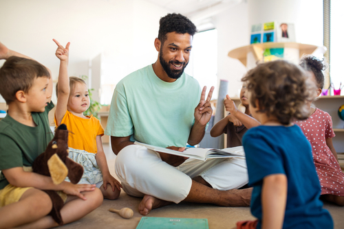 子どもと遊んでいる男性