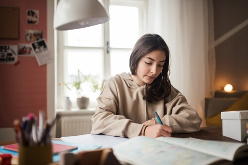 資格取得の勉強をする女性