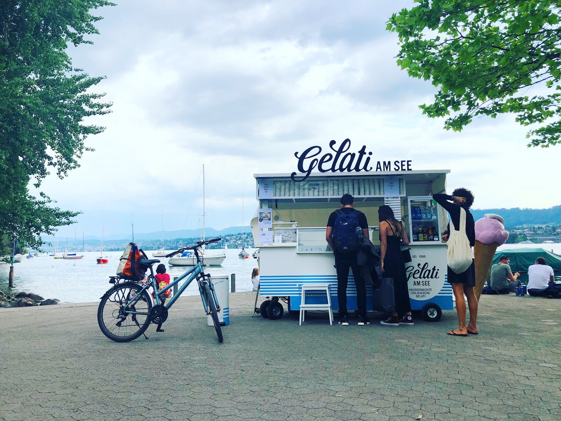 Gelati am See kiosk in front of lake