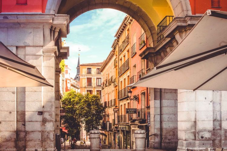 Archway at the beginning of Plaza Mayor 