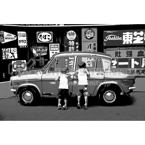 旧車と子ども マツダ キャロル360 モノクロ