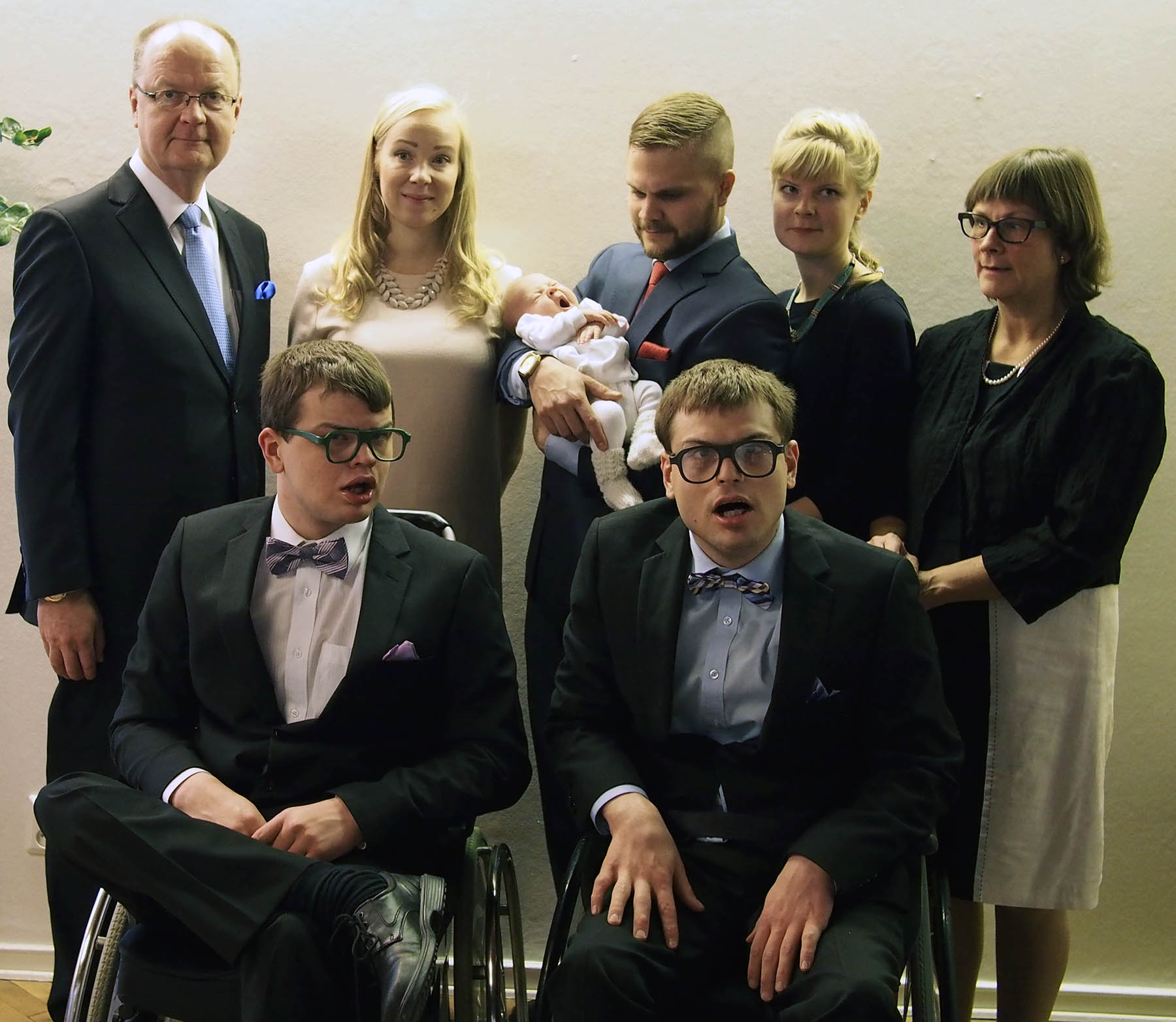 Perhepotretti kuvattiin ensimmäisen lapsenlapsen, Liljan, ristiäisissä helmikuussa 2015. Kuvassa edessä Robin (vas.) ja Markus, takana Jyrki (vas.), Rasmuksen puoliso Sara, Rasmus ja Lilja, Martina ja Marianne.