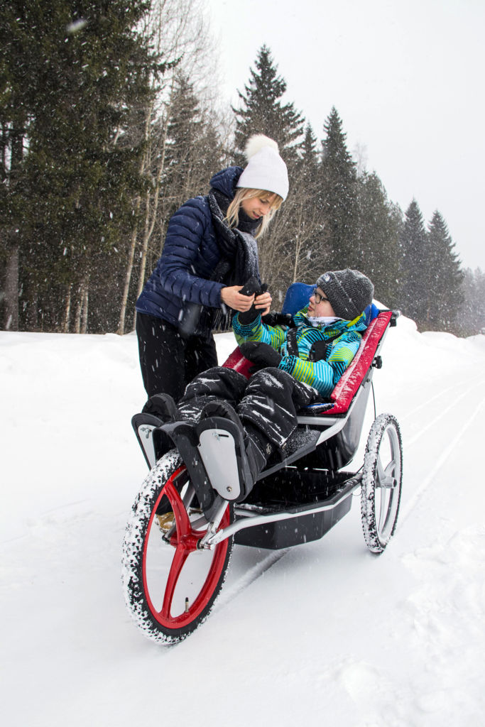 Sarianna Huhtala ja Otto Lämsä liikkuvat Kangoo-monitoimirattaiden avulla.