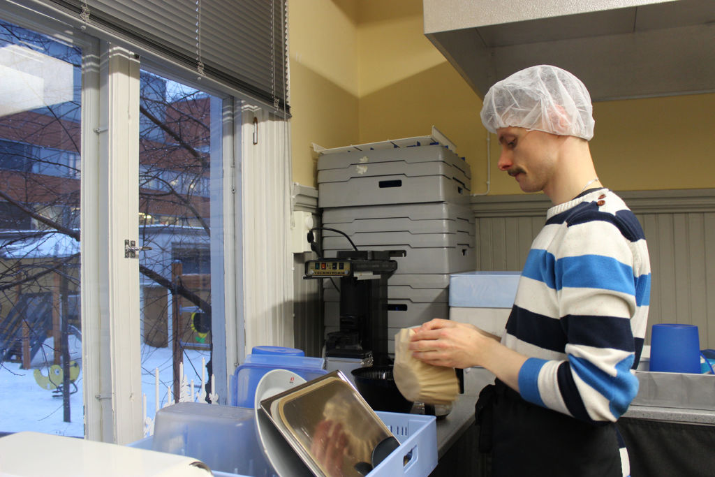Antti Bäck tekee palkkatyötä päiväkodin keittiössä.