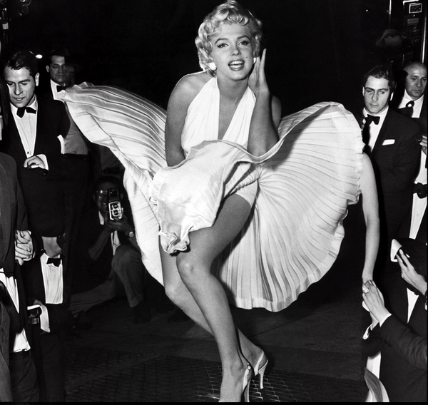 Marylin monroe in white dress, men paparazzi in background