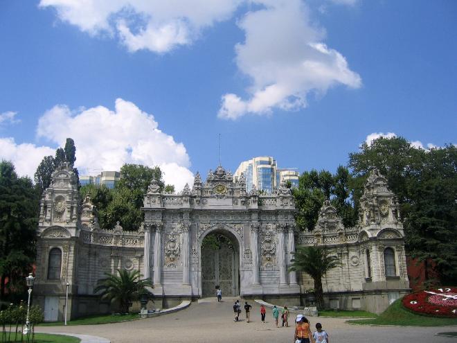 Dolmabahçe Sarayı - the gate