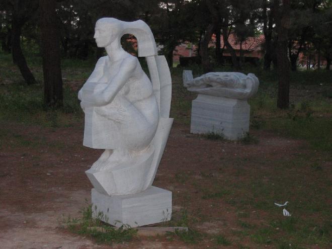 Statues by the Lausanne Memorial