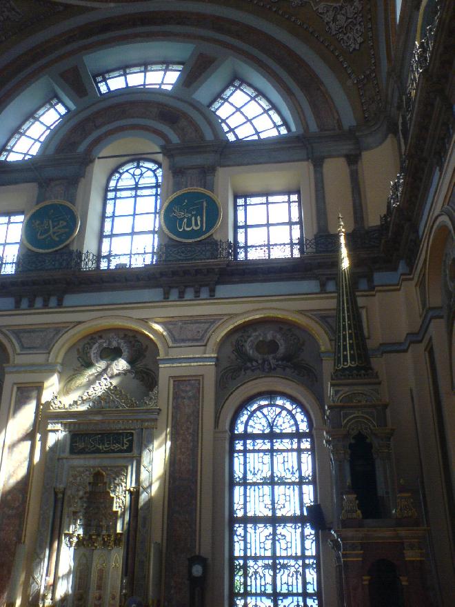 Bezmiâlem Valide Sultan Camisi inside