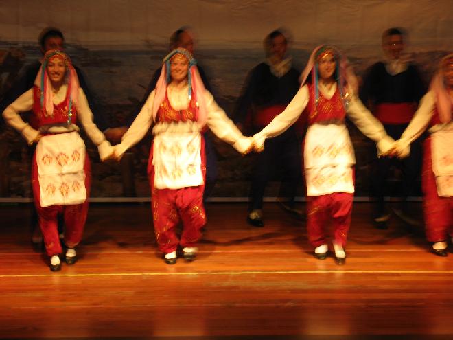 Kara Deniz dancers