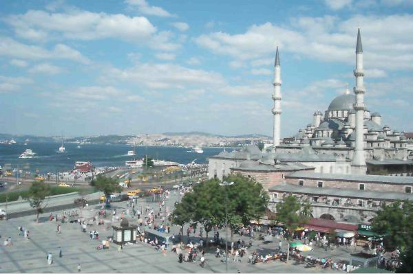 Mosk of Eminönü and Galata bridge