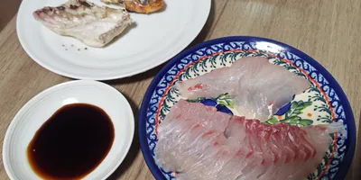 刺身、ハラミの塩焼き（+ヒメジの塩焼き）の写真