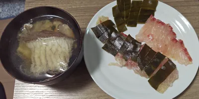 昆布締め、あら汁（潮汁）の写真