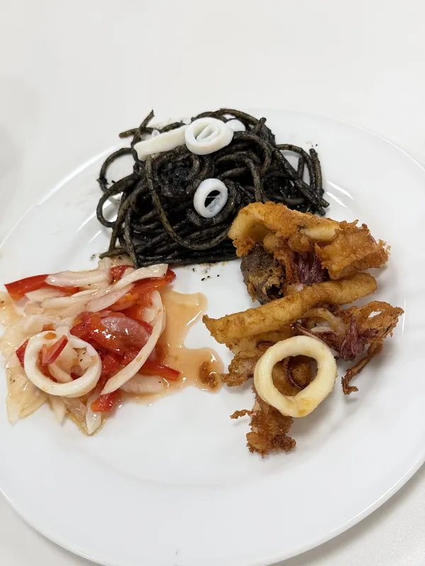 イカスミパスタ、ヤリイカとパプリカのマリネ、ヤリイカの唐揚げ