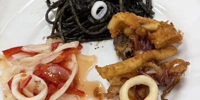 イカスミパスタ、ヤリイカとパプリカのマリネ、ヤリイカの唐揚げの写真