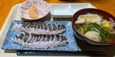 刺身とあら汁の写真