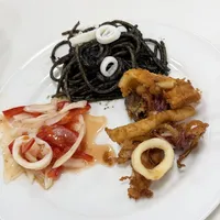 イカスミパスタ、ヤリイカとパプリカのマリネ、ヤリイカの唐揚げ