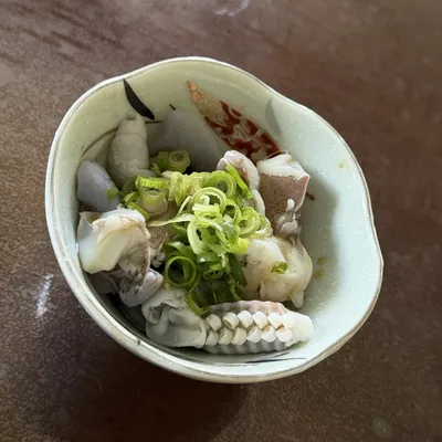 皮とゲソの湯引きポン酢
