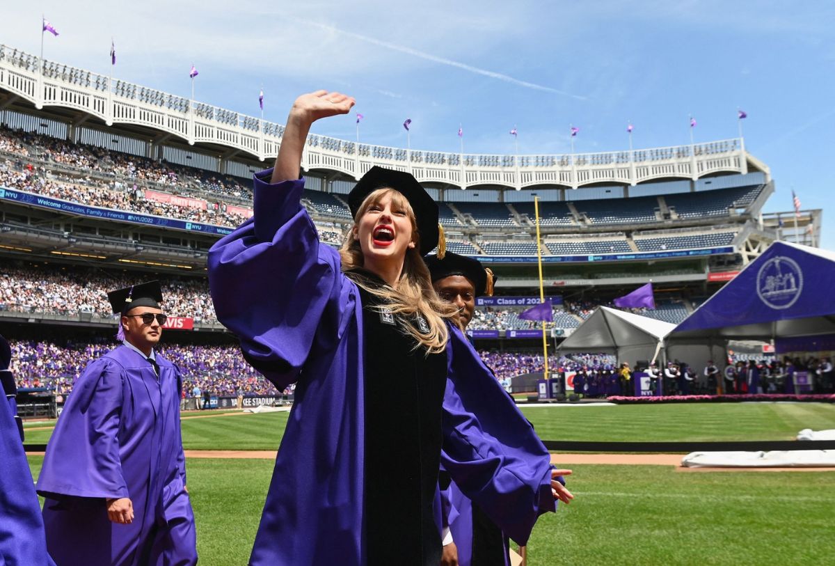 Taylor Swift con traje de graduación