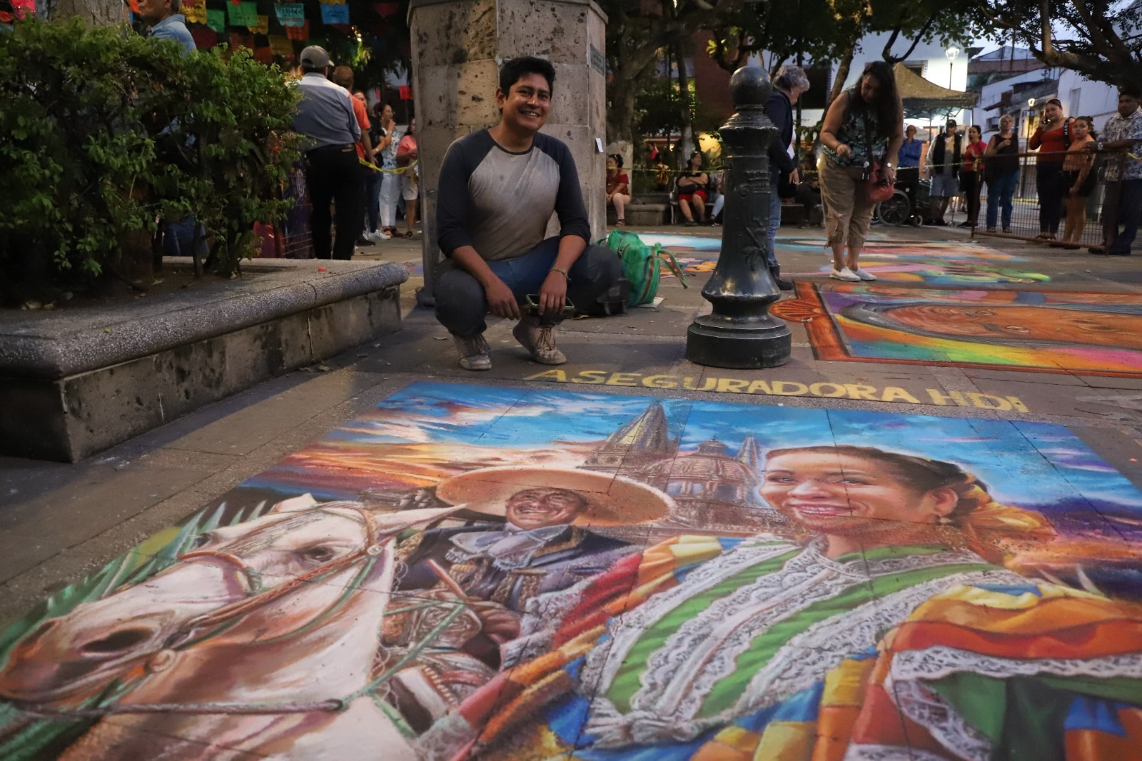 Dibujo en pasillo de la plaza principal