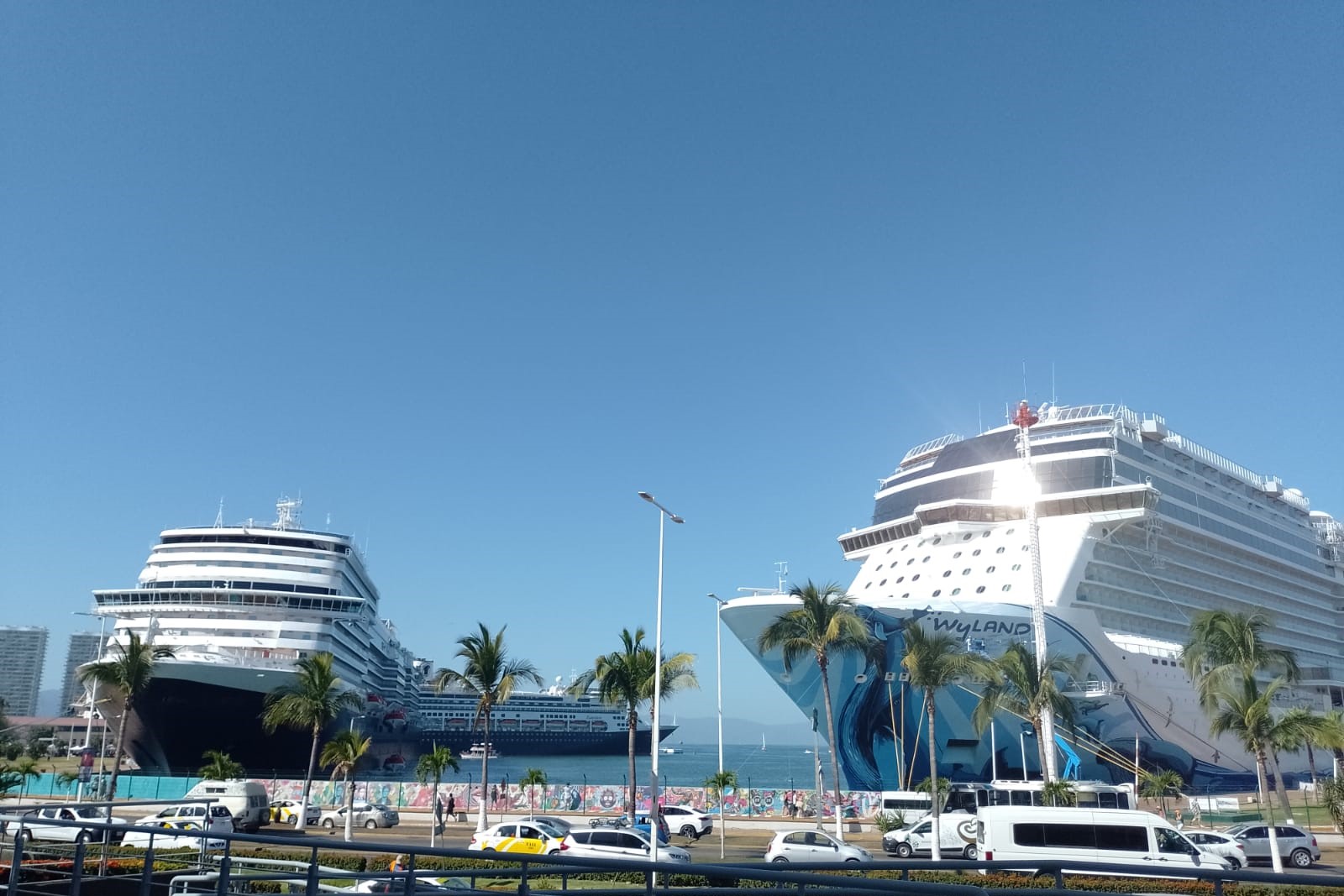 Miles de cruceristas se suman a los turistas de Semana Santa