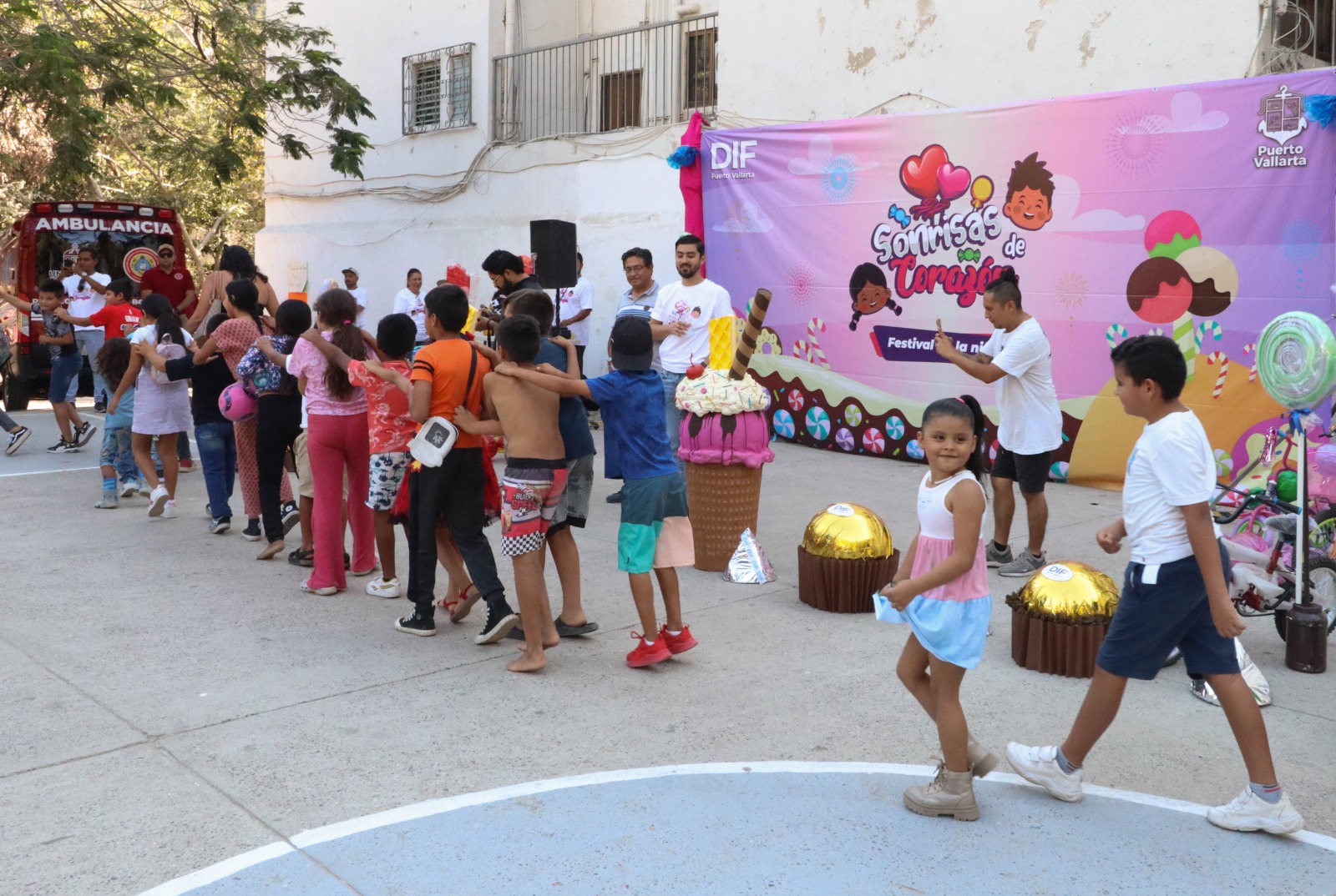 Niños disfrutando del festival “Sonrisas de Corazón”