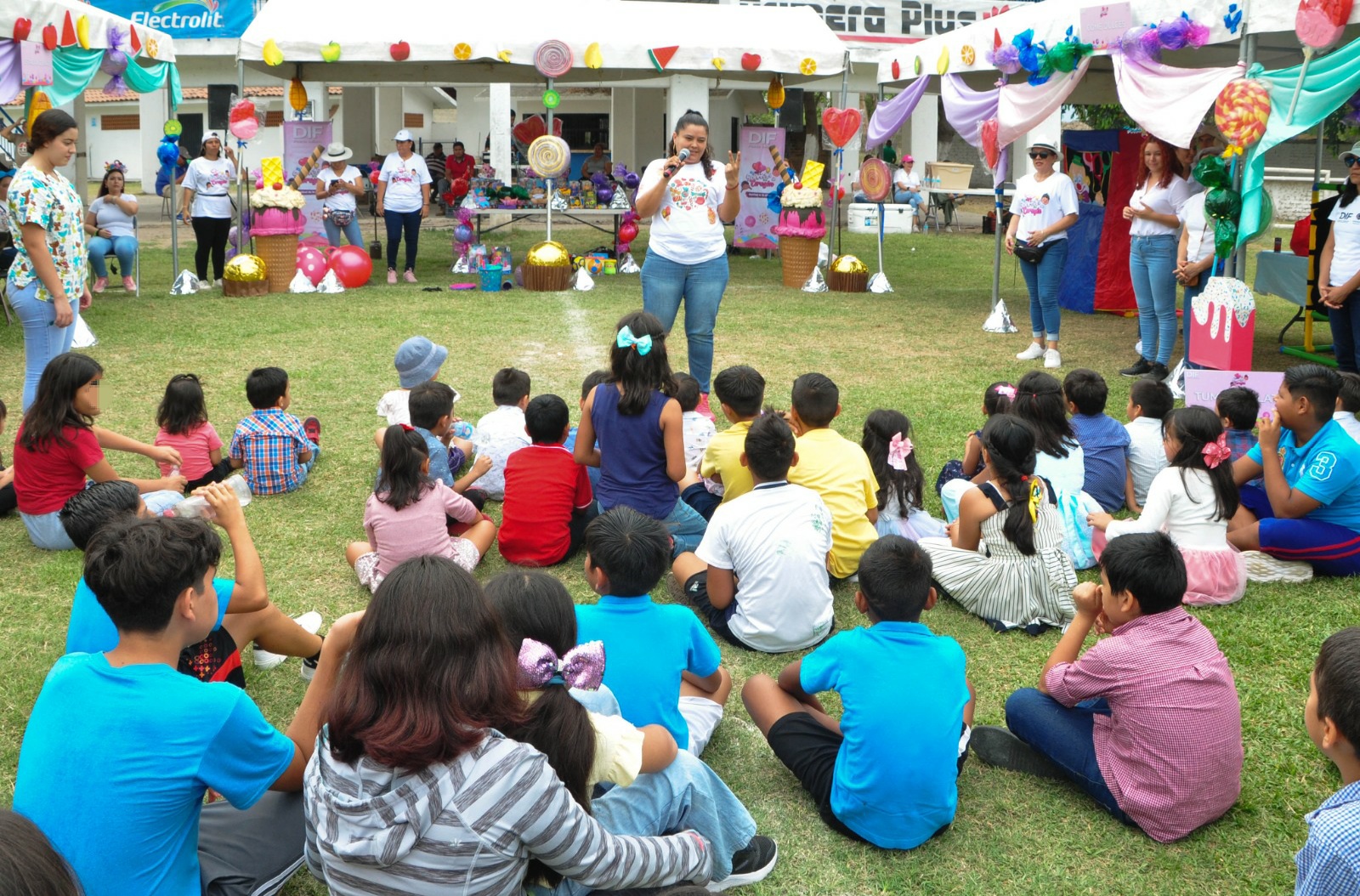 DIF Vallarta celebrando el Día del Niño