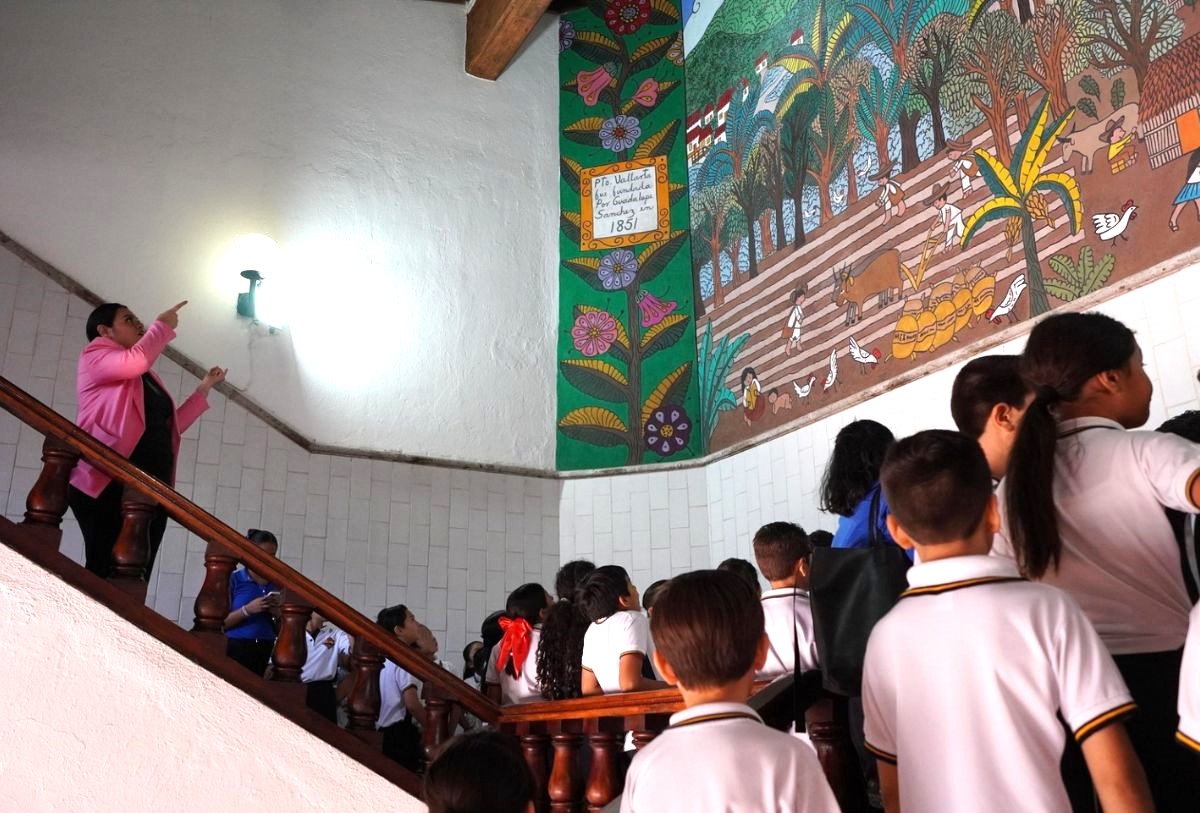 Estudiantes vallartenses en la presidencia municipal