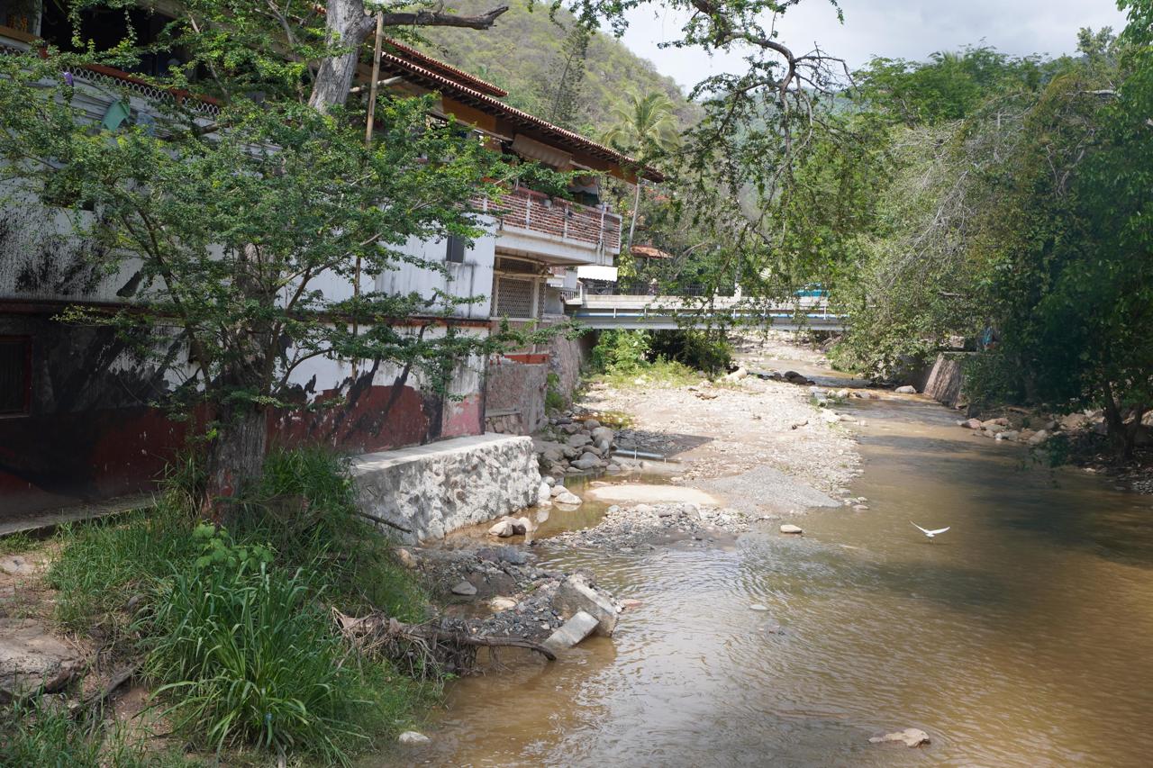 Construye ayuntamiento muro para protección del mercado Cuale