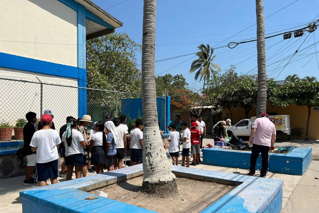 Llevan a cabo campaña de limpieza en la Morelos y Pavón