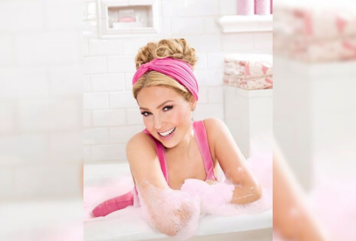 Thalía vestida de rosa