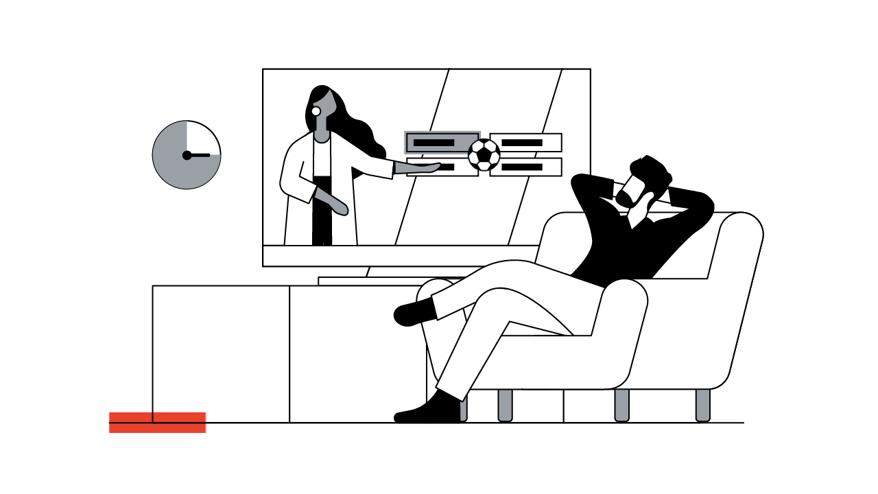 Un uomo con la barba è seduto comodamente in una poltrona mentre guarda contenuti di YouTube che durano ore sullo schermo di casa, presentati da una donna con i capelli neri e lunghi. Un orologio sul muro e una barra di avanzamento rossa si muovono veloce