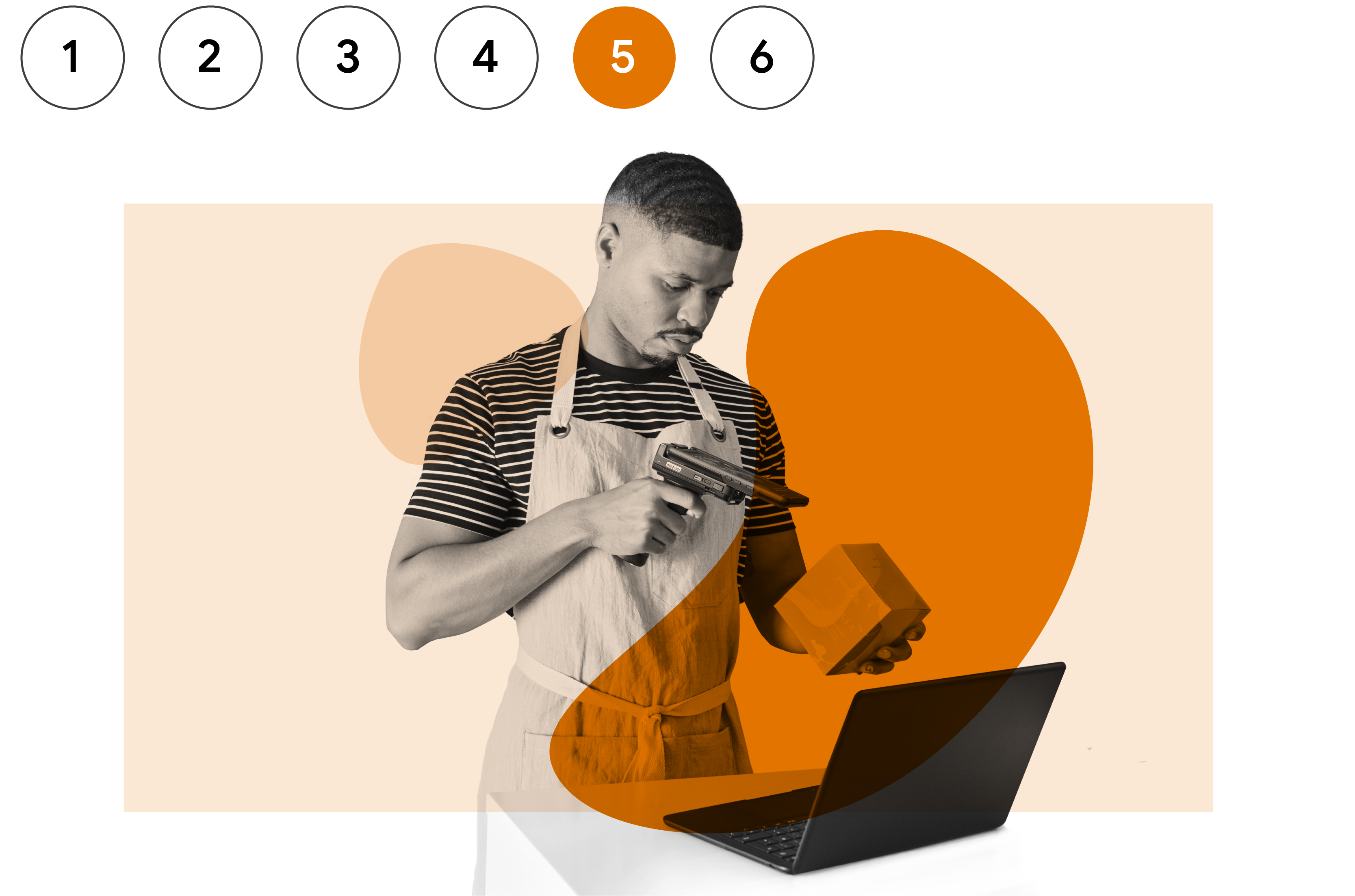 Um homem negro usando um avental de trabalho sobre uma camisa listrada aponta um leitor para o código de barras de um produto.