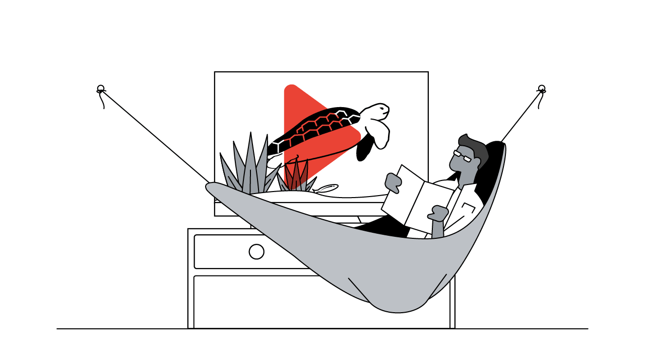 Um homem jovem está deitado na rede enquanto lê um livro. Ao fundo, há uma TV em cima de um móvel, e em sua tela passa uma animação de uma tartaruga nadando no mar com peixes ao redor.