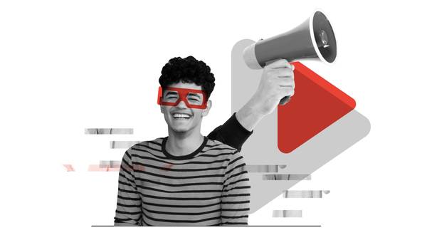 Un joven con cabello enrulado y morocho sonríe con anteojos rojos falsos. Detrás de él, se asoma una mano con un megáfono y el logo de YouTube en rojo.