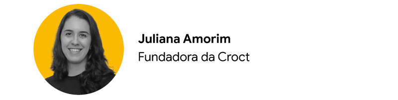 Juliana Amorim, fundadora da Croct, é retratada em preto e branco dos ombros para cima, com um círculo amarelo no fundo. Ela tem pele clara e cabelo escuro, veste uma camiseta escura e dá um sorriso.