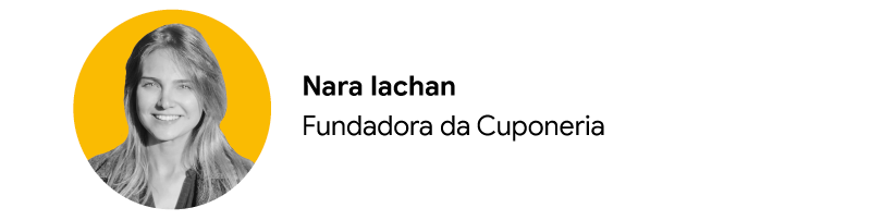 Nara Iachan, fundadora da Cuponeria, é retratada em preto e branco dos ombros para cima, com um círculo amarelo no fundo. Ela tem pele e cabelo claros, veste uma blusa escura e dá um sorriso.