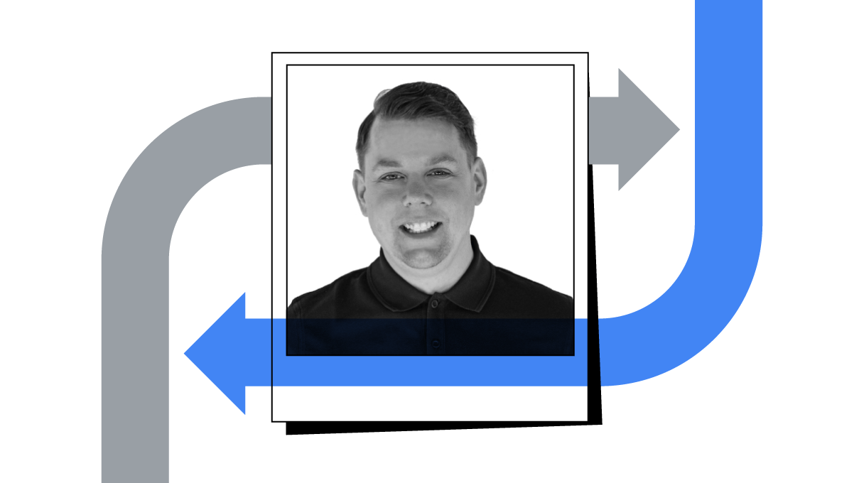 A black and white photograph of Amon Versteeg, senior director of business marketing at Booking.com, looped by dark gray and blue arrows.