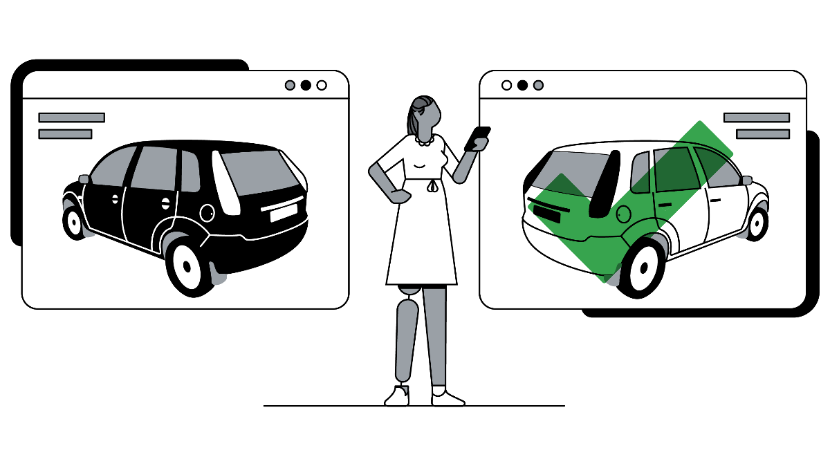 Une femme tient un portable, regarde les deux onglets ouverts des fiches produits d'une voiture et en choisir une.