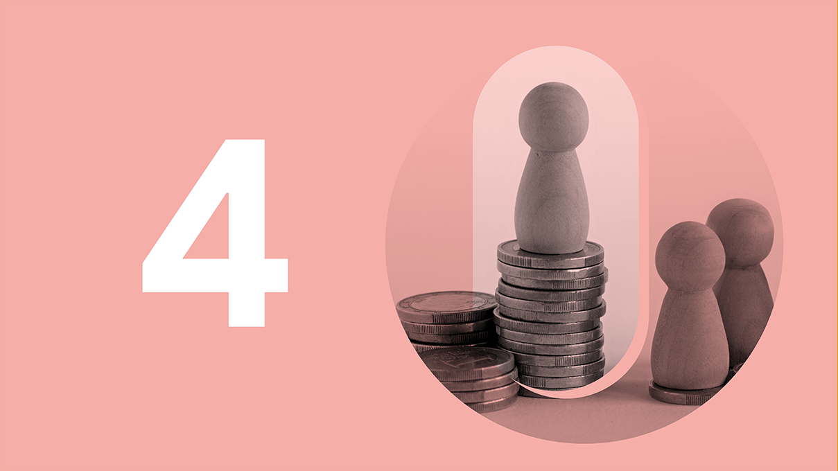 Una pieza de ajedrez se sitúa encima de una pila de monedas junto a dos pilas de monedas más pequeñas y otras piezas de juego.