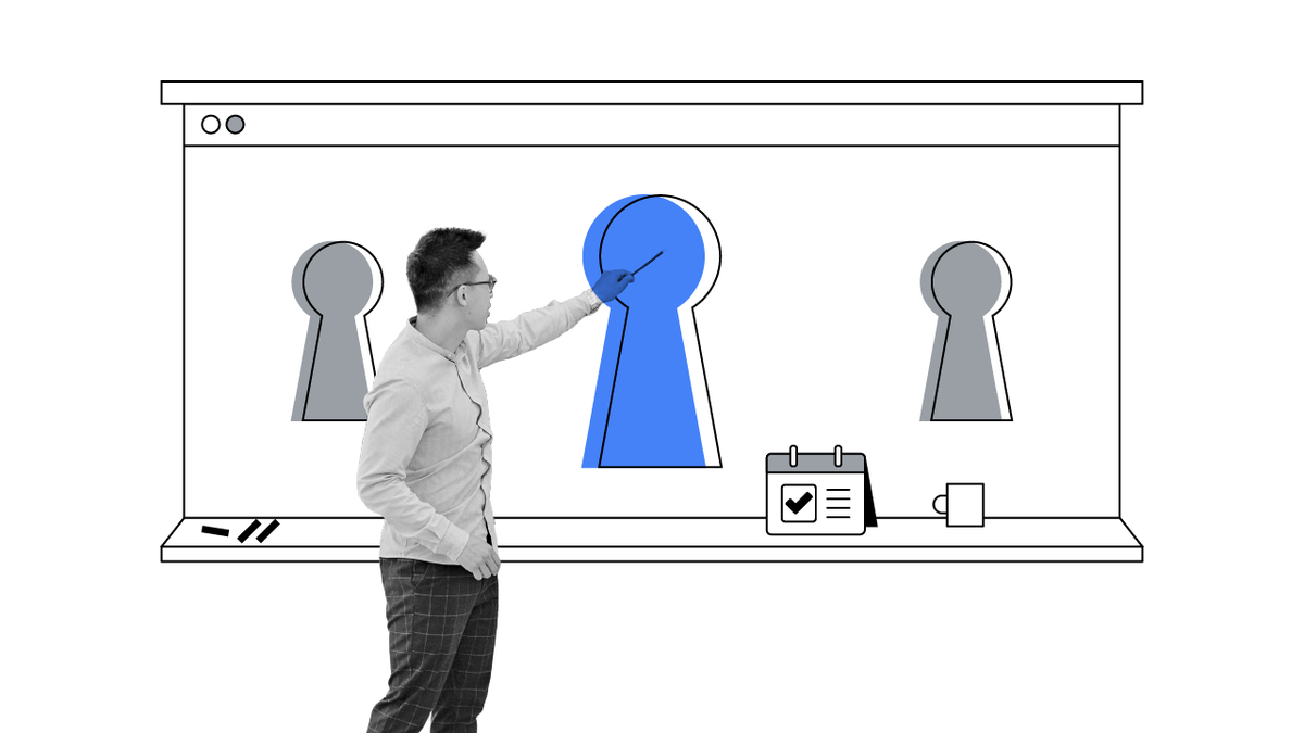 Ein Mann mit kurzen Haaren, hellem Hemd und dunkler Hose steht vor einem Whiteboard, auf dem drei Schlüssellöcher abgebildet sind, die Privatsphäre symbolisieren. Der Mann zeigt auf das mittlere Schlüsselloch.
