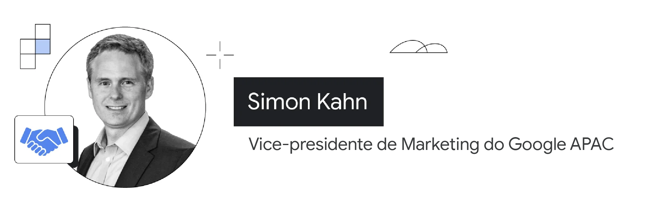 É mostrada a foto em preto e branco de Simon Kahn, vice-presidente de Marketing do Google APAC e Global NBU Payments Marketing. Ele é branco, não usa barba e tem cabelo claro. Usa uma camisa branca por baixo de um blazer escuro.