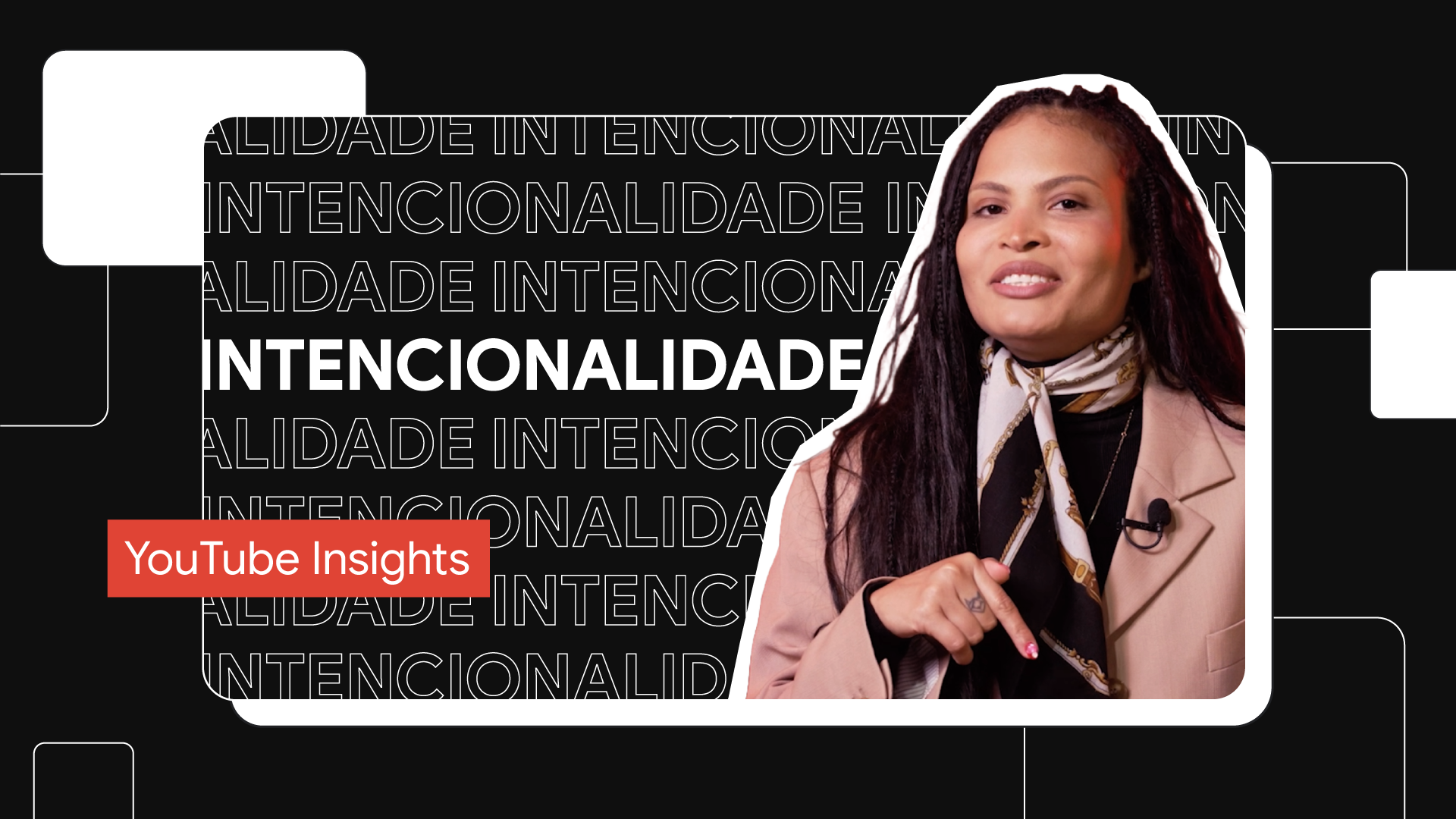 Marianna Ribeiro, uma mulher negra de cabelos trançados, está sorrindo. Ela está inserida em uma tela de fundo preto com os dizeres “Intencionalidade” e “YouTube Insights”.
